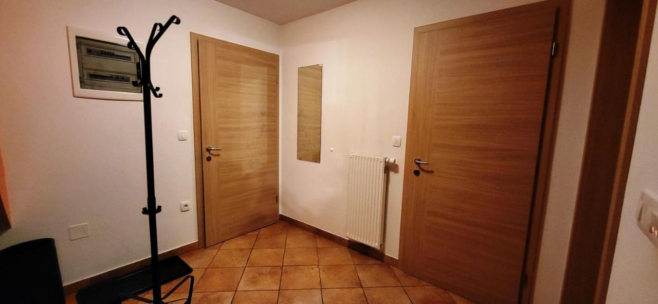 קרנייסקה גורה Apartments Oman מראה חיצוני תמונה